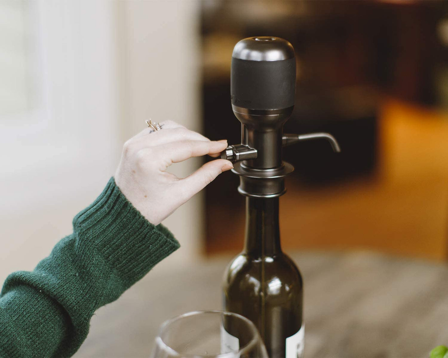 Aervana Select: Variable Electric Wine Aerator and Pourer / Charcoal