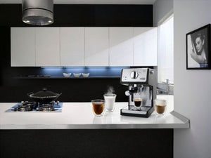 De'Longhi - Espresso Machine with 15 bars of pressure - Black